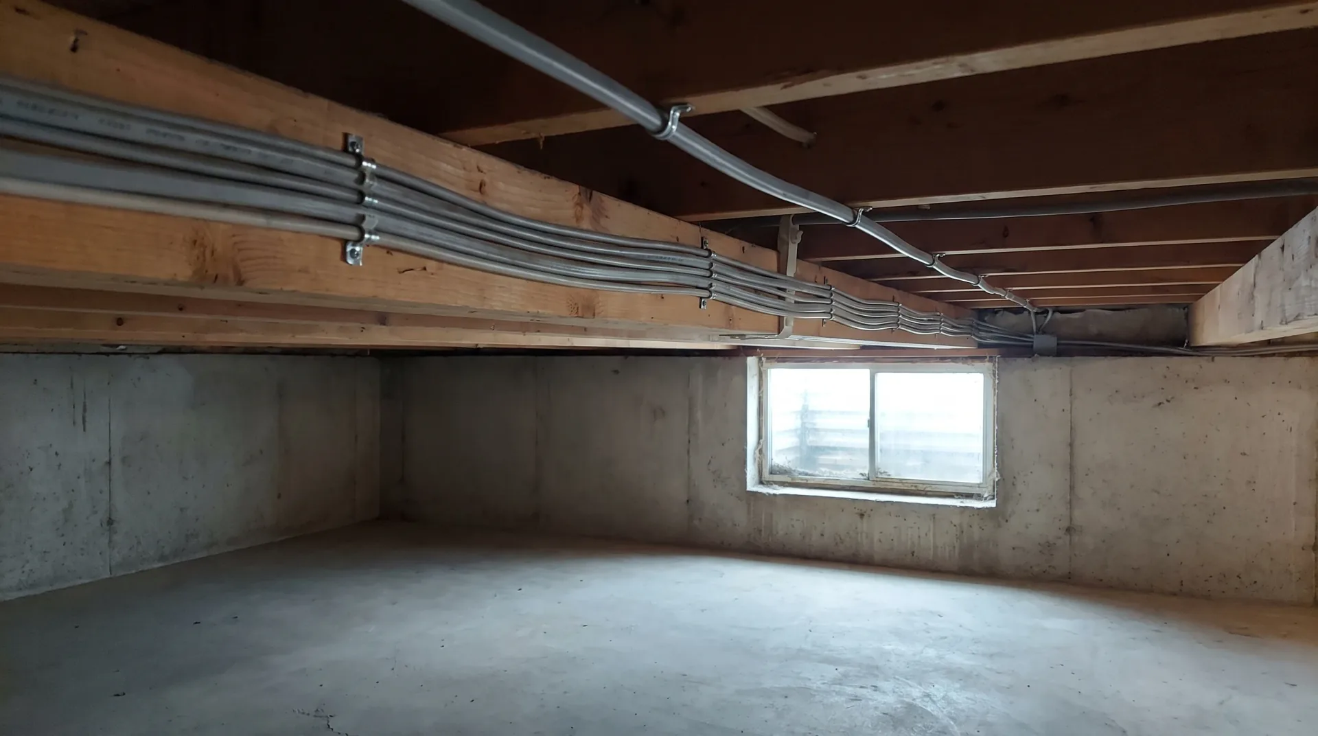 Passage d’un câble électrique dans un mur vers l’emplacement d’une borne