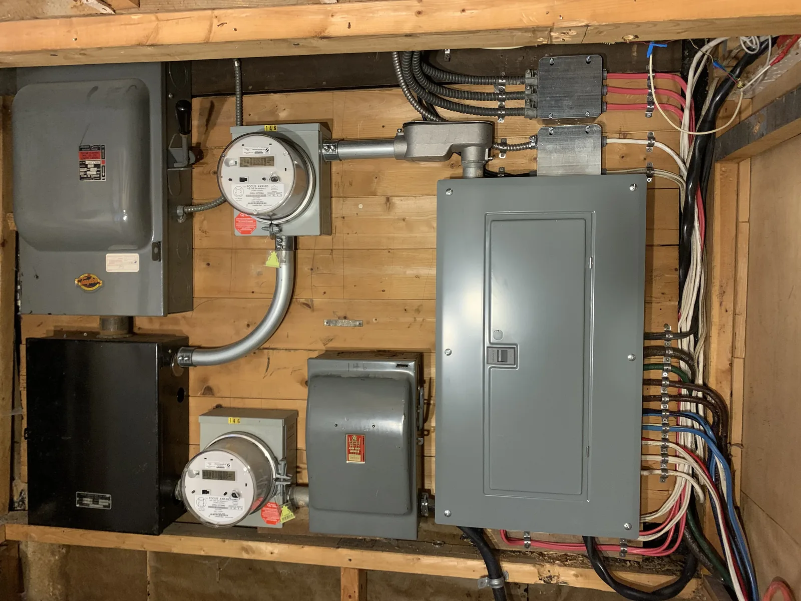 Entrée électrique et compteur à l’extérieur d’une maison