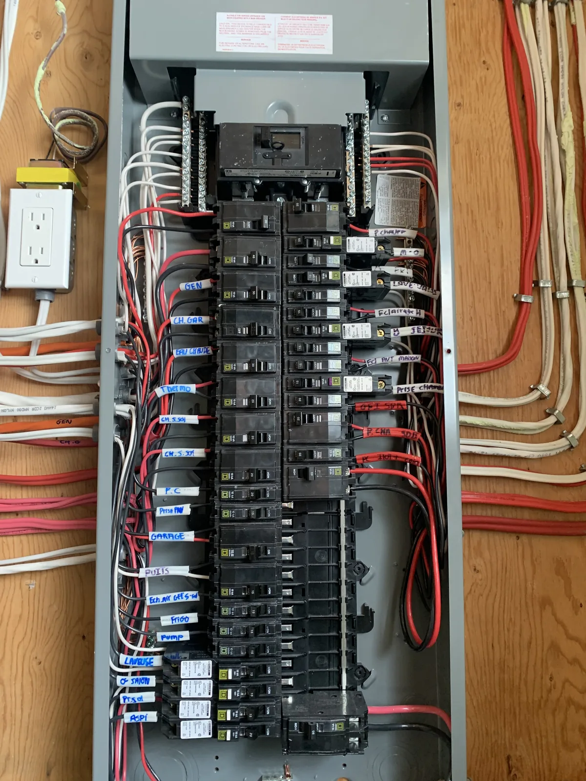 Panneau électrique dont chaque circuit, y compris le chauffage, est identifié