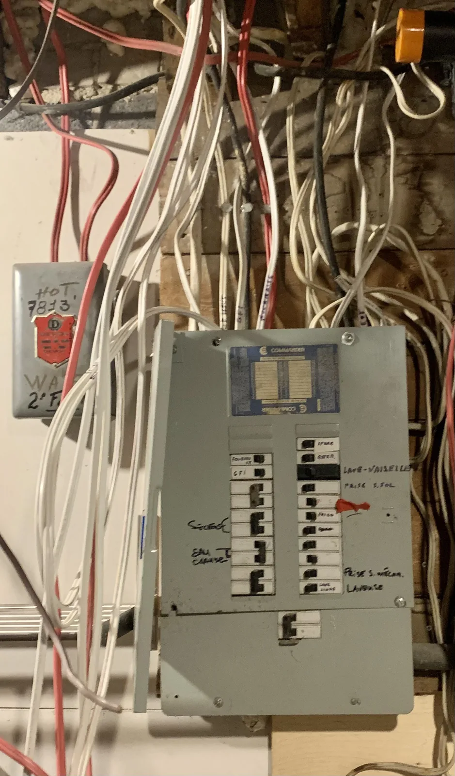 Panneau électrique désuet avant son remplacement