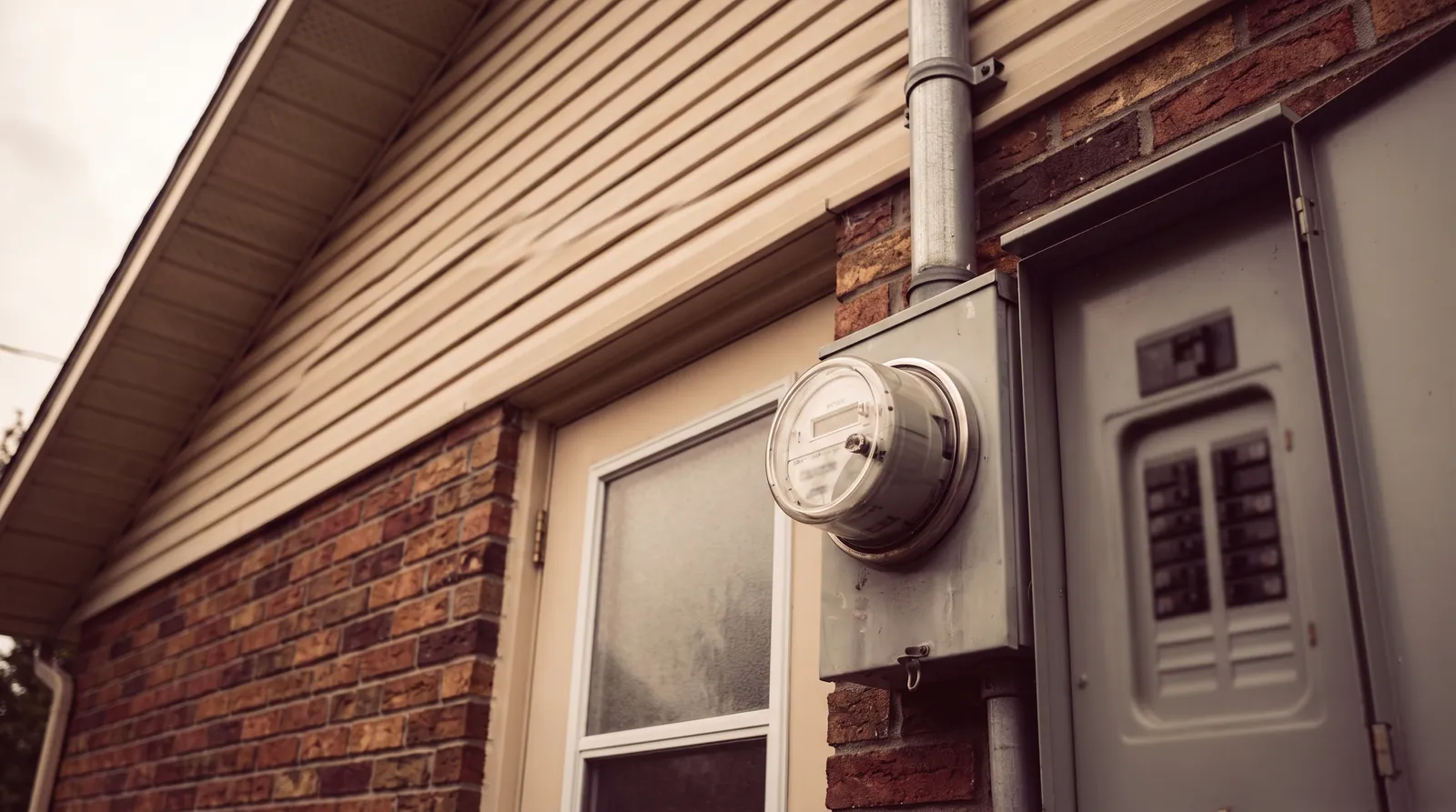 Image d’illustration: compteur et panneau électrique sur le mur extérieur d’une maison en brique